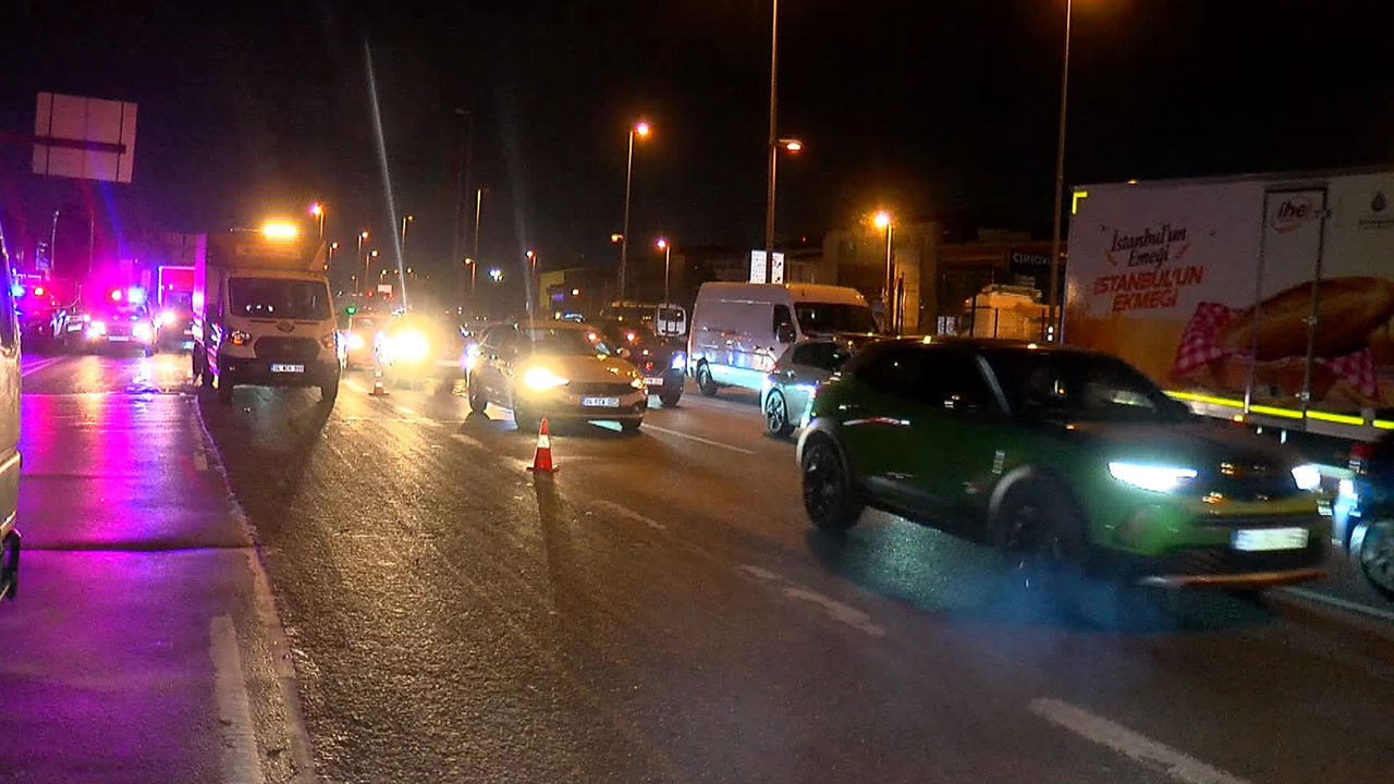 D-100 Karayolu'nda bariyere çarpan minibüs devrildi