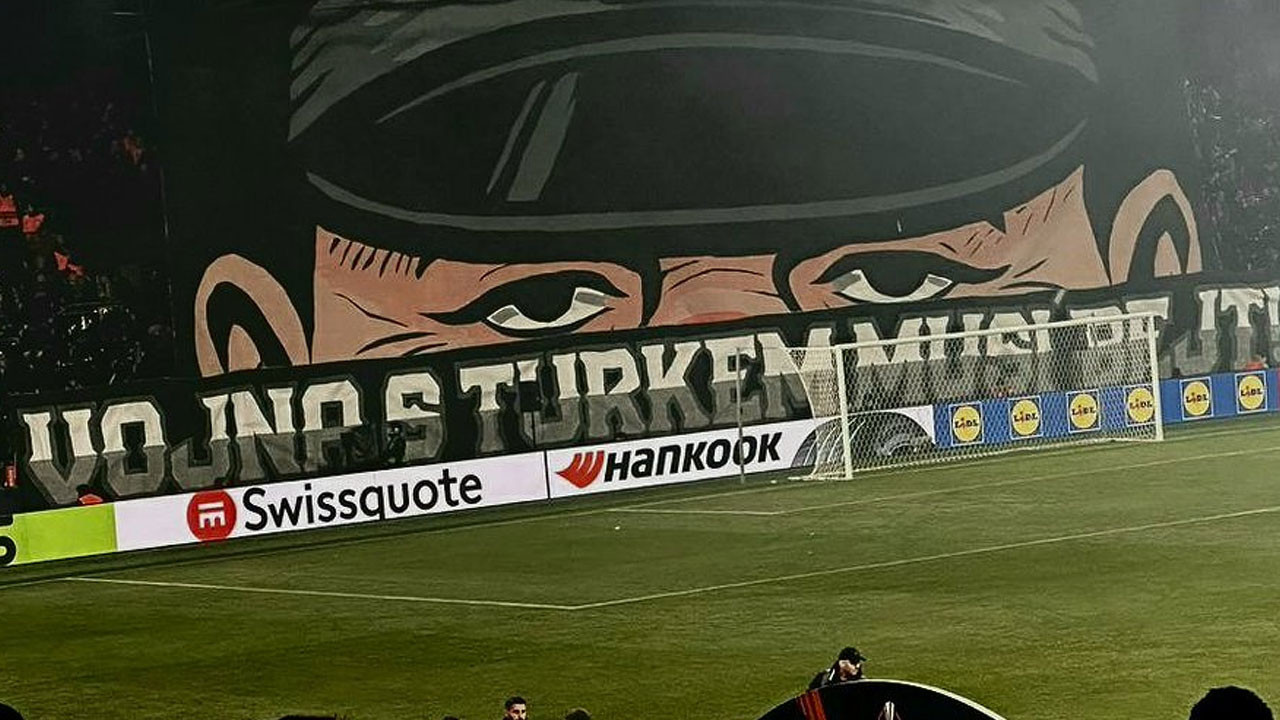 Viktoria Plzen taraftarlarının açtığı pankart! "Türklerle savaş olmalı"