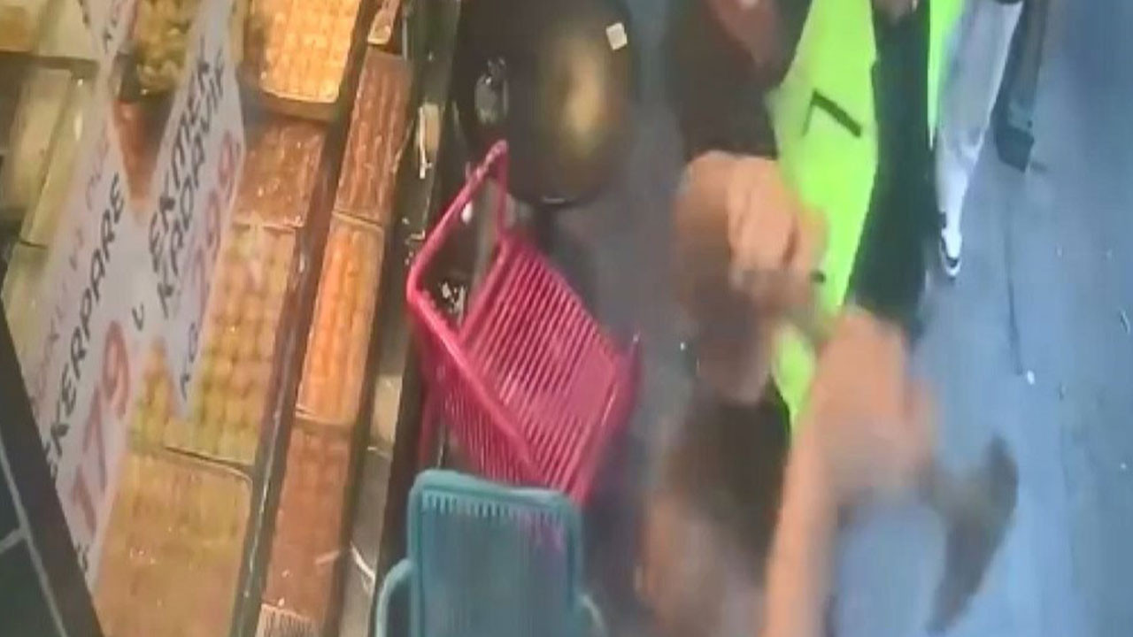 Bayrampaşa'da iş yerinin önünde yapılan temizlikten rahatsız oldu; çekiçle saldırdı