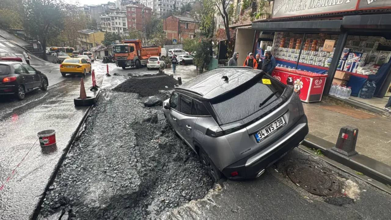 İstanbul'da sarı kodlu yağış başladı, 24 saat boyunca aralıksız sürecek! Yollar çöktü, araçlar suya gömüldü!