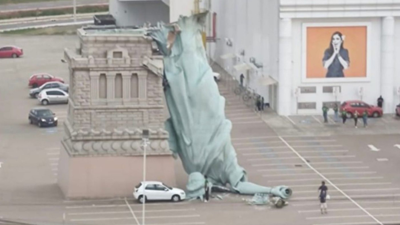 Özgürlük Heykeli replikası rüzgardan devrildi