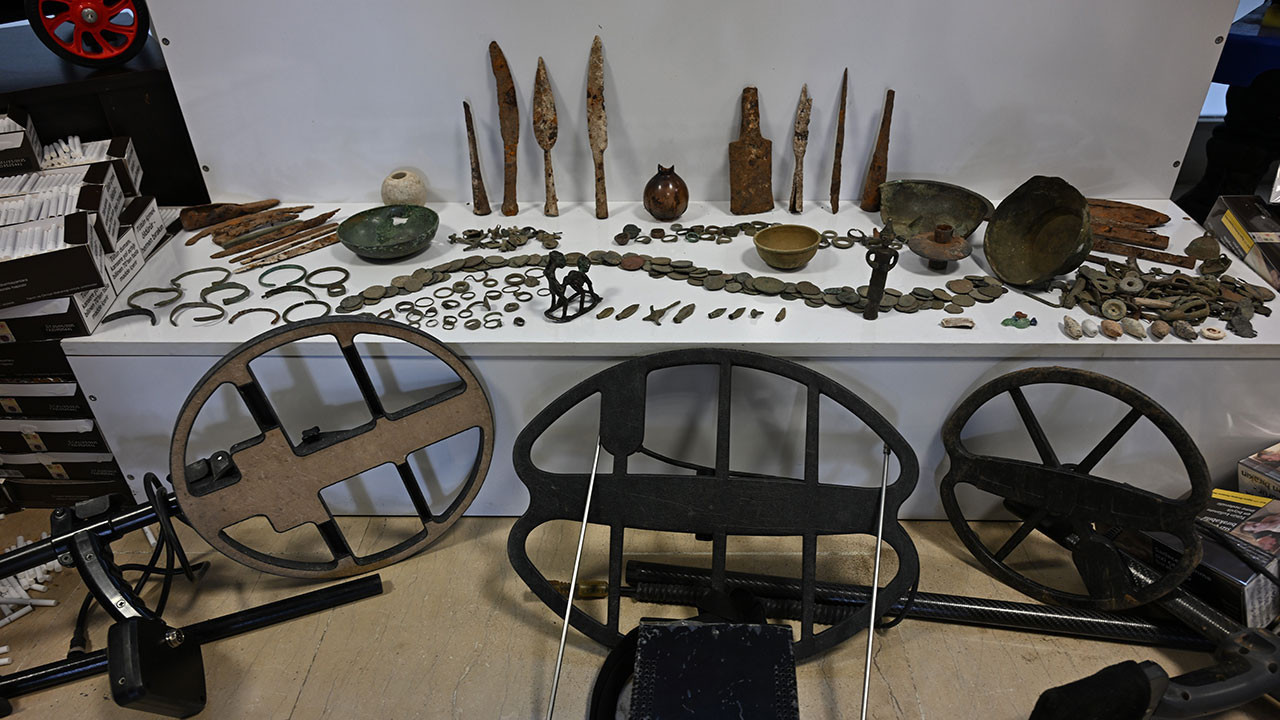 Muş’ta kaçakçılık operasyonu: Çok sayıda silah, mühimmat ve tarihi eser ele geçirildi