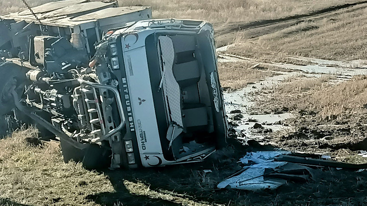 Kontrolden çıkan kamyon şarampole devrilerek takla attı