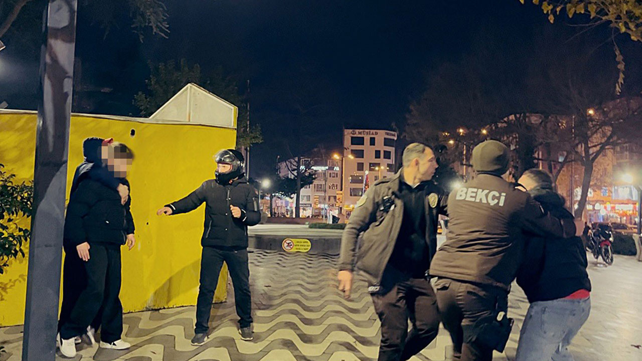 Tartıştığı gencin başında içki şişesini kırdı