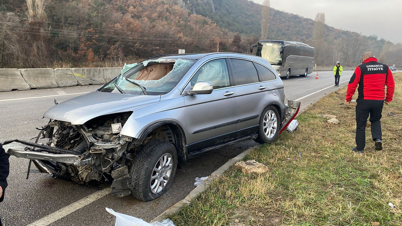 Amasya’da lastiği patlayan otomobil takla attı: 3 yaralı