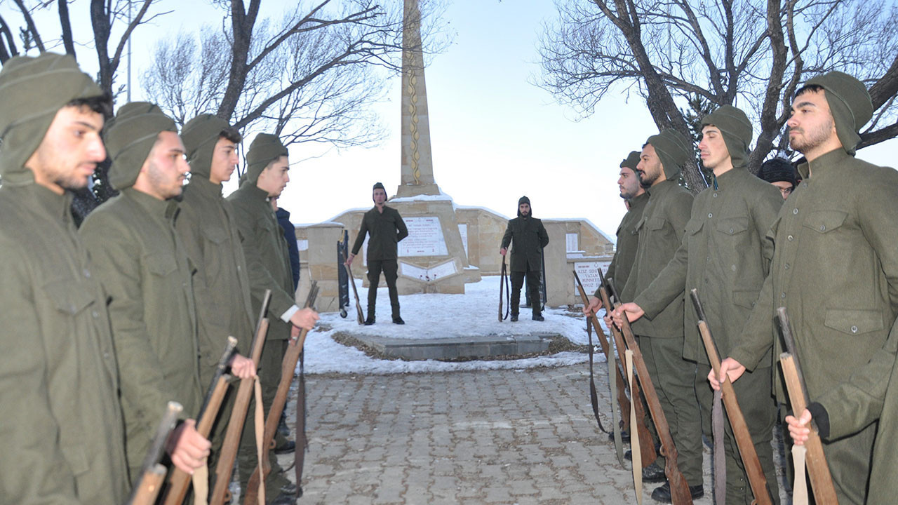 Sarıkamış şehitleri için eksi 10 derecede saygı nöbeti