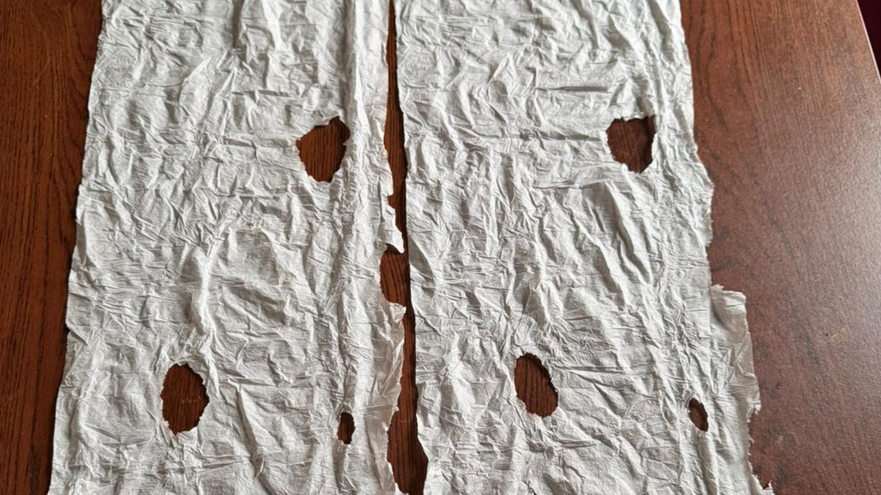 Uyuşturucu maddeyi peçeteye emdirip ayakkabısına saklamış