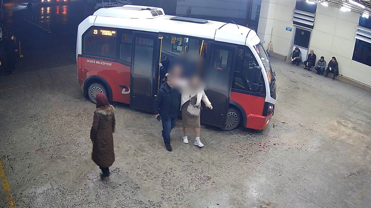 Otobüs şoförlerinin duyarlılığı araç içi kamerasına yansıdı