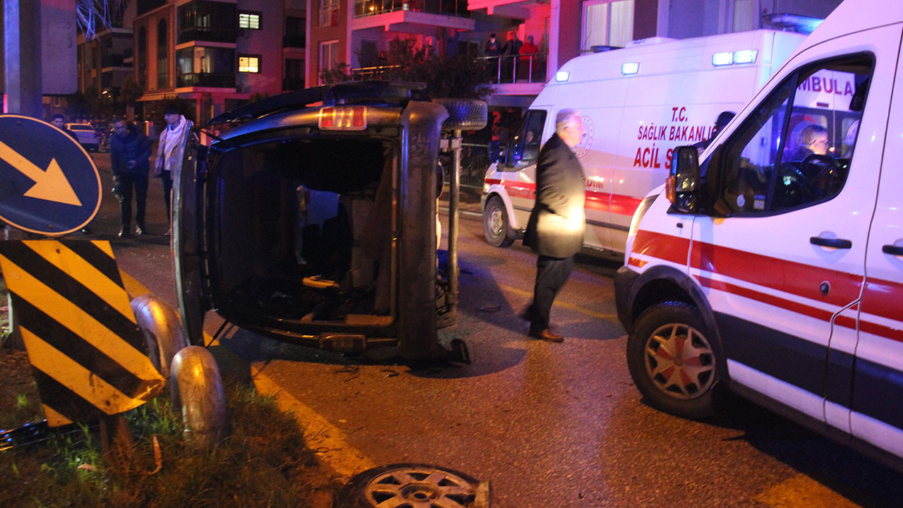 Otomobille çarpışan ticari araç yan yattı: 7 yaralı