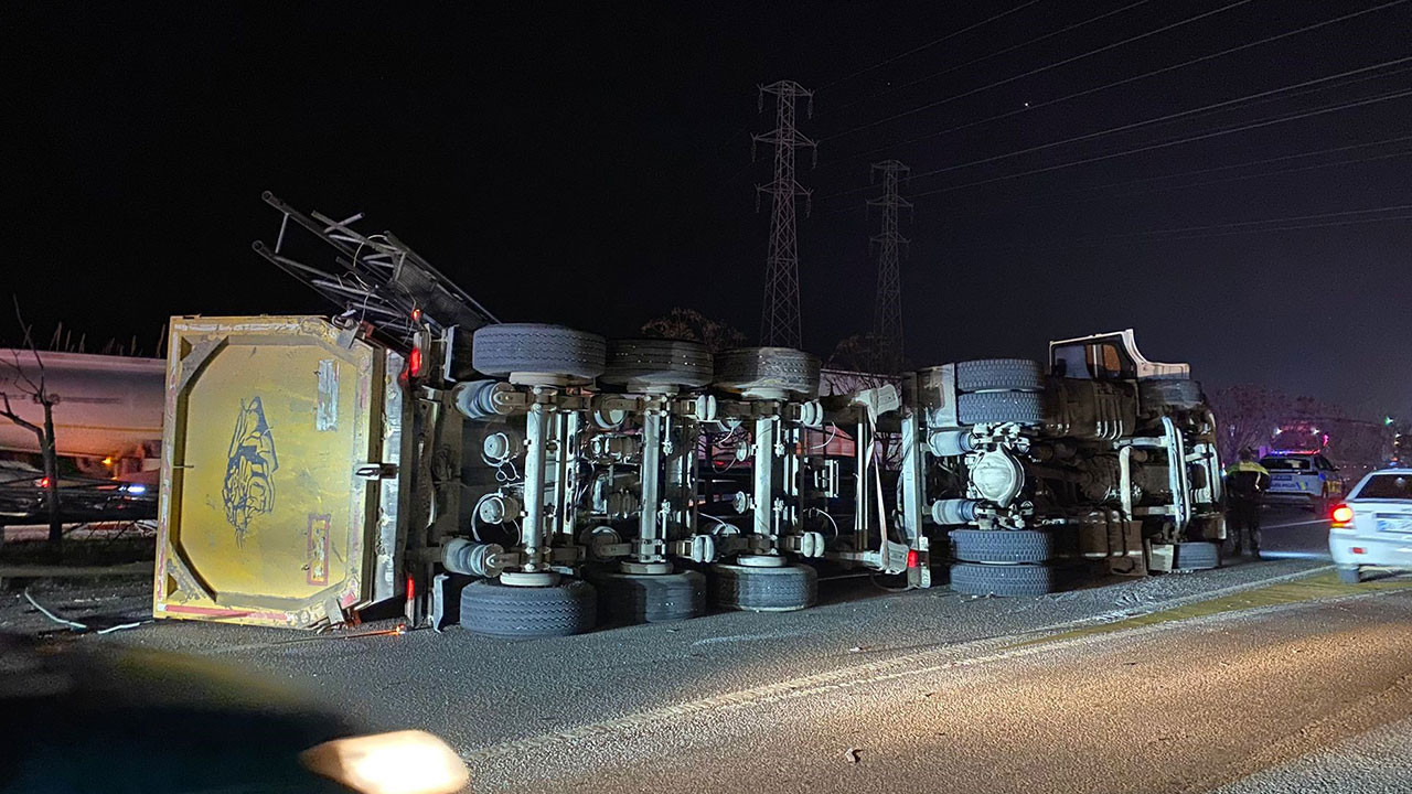 Antalya’da EDS direğine çarpan tır devrildi: 2 yaralı