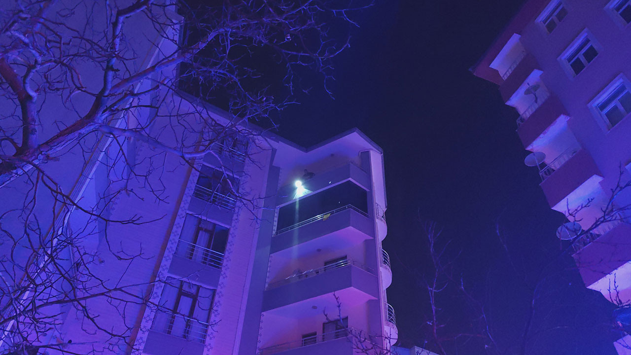 Erciş’te apartmanda yangın: 15 kişi dumandan etkilendi