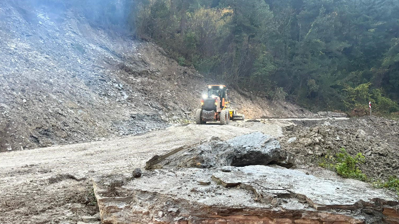 Kastamonu’da heyelan sebebiyle kapanan yol ulaşıma…