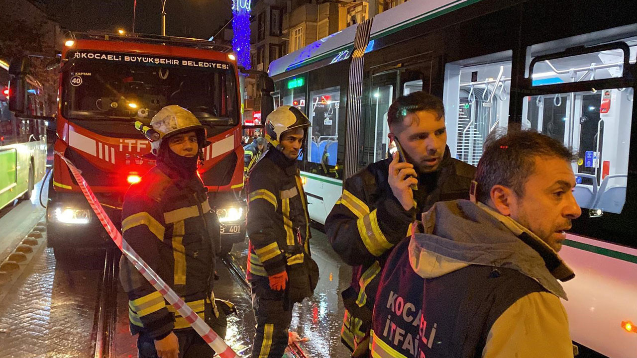 Yaşlı kadın yolun karşısına geçmek isterken tramva…