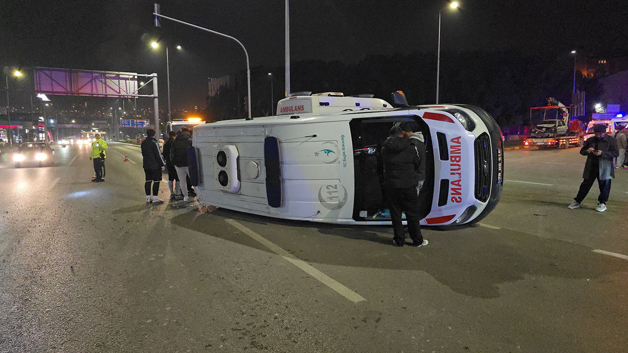 Otomobille çarpışan ambulans devrildi: 3 sağlık çalışanı yaralandı