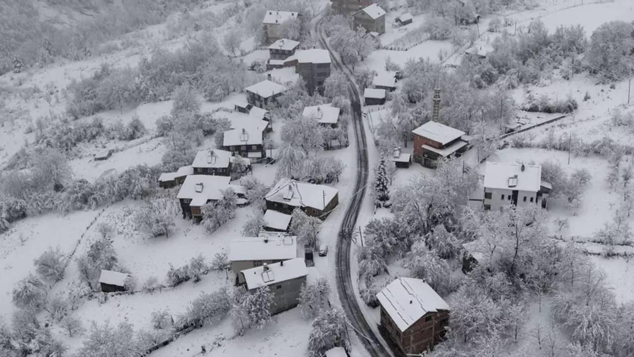 Kar başladı, bazı kentler beyaza büründü! İstanbul, Ankara, Bolu, Sivas, Ardahan'dan kar manzaraları...