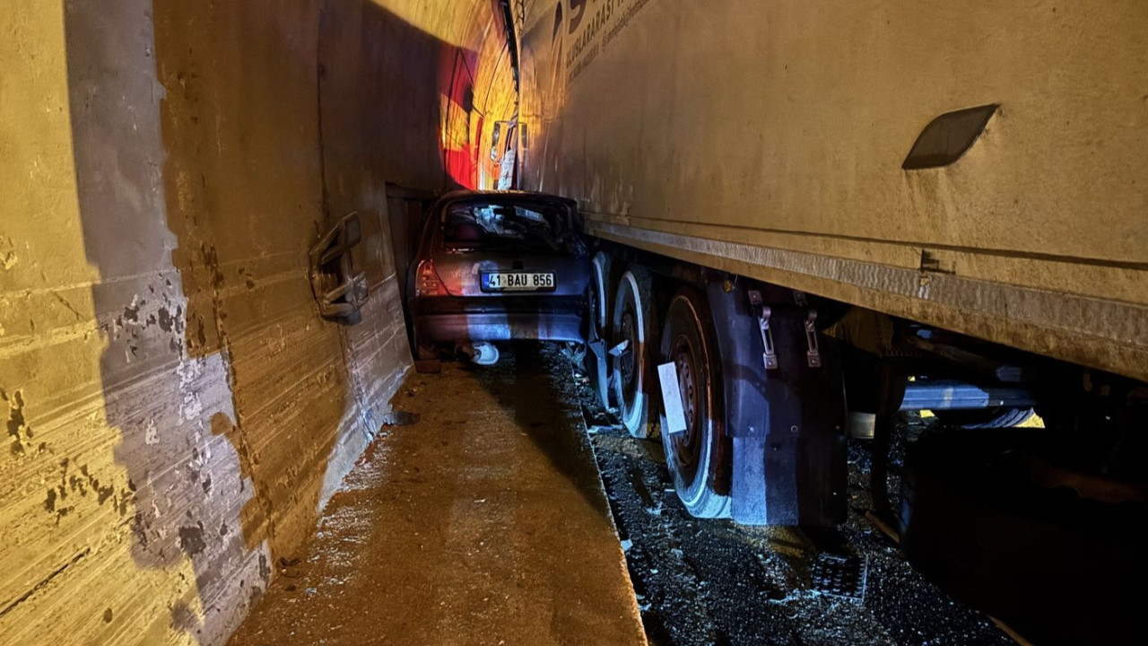 TEM Otoyolu’nda faciadan dönüldü: Otomobil tünelde sıkıştı