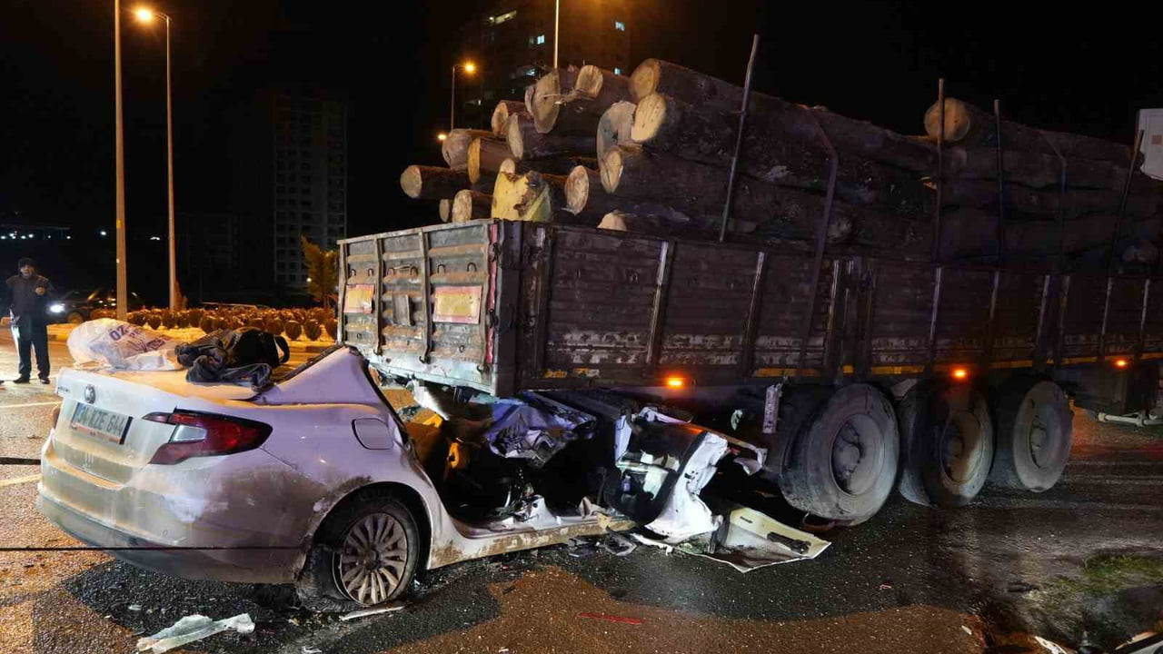 Kastamonu'da korkunç kaza! Otomobil tıra ok gibi saplandı: Ölü ve yaralılar var