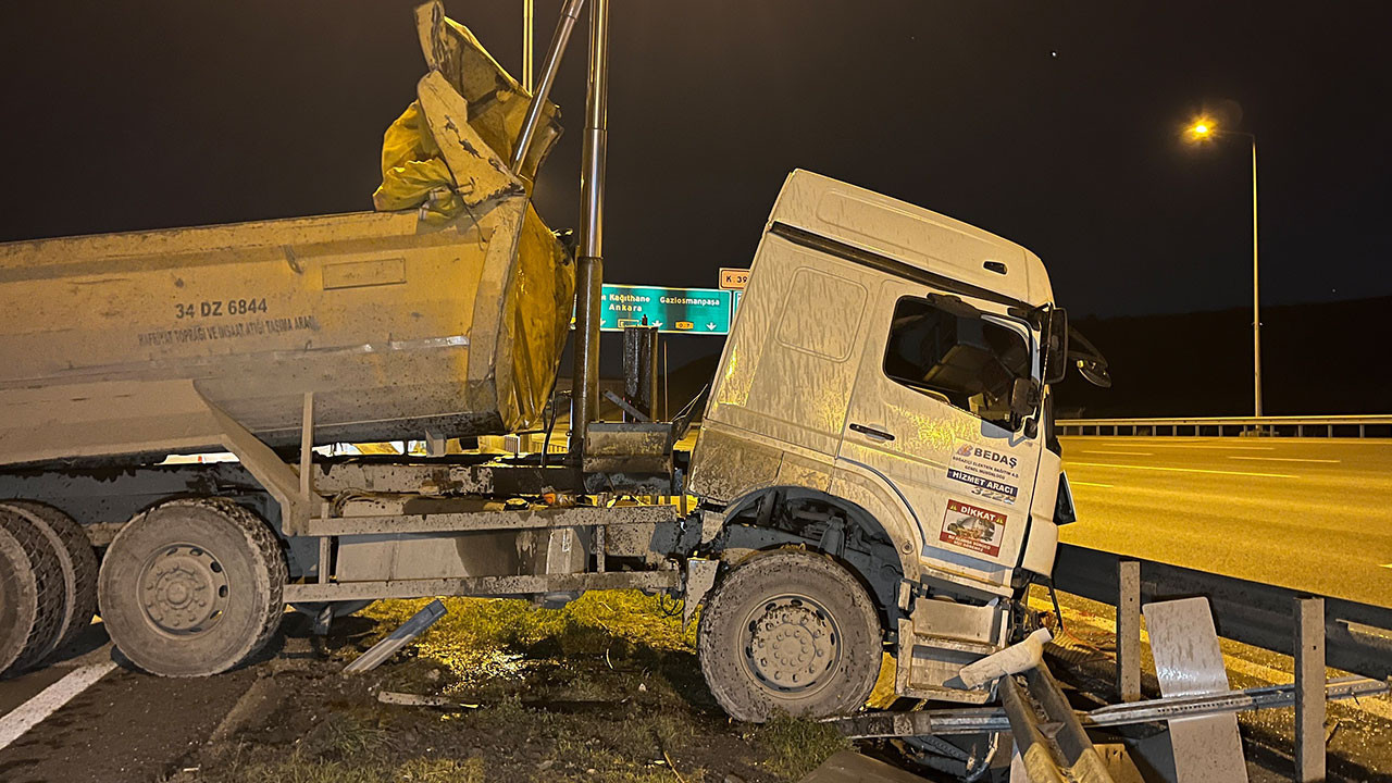 Başakşehir’de hafriyat kamyonu bariyere girdi: 1 ağır yaralı