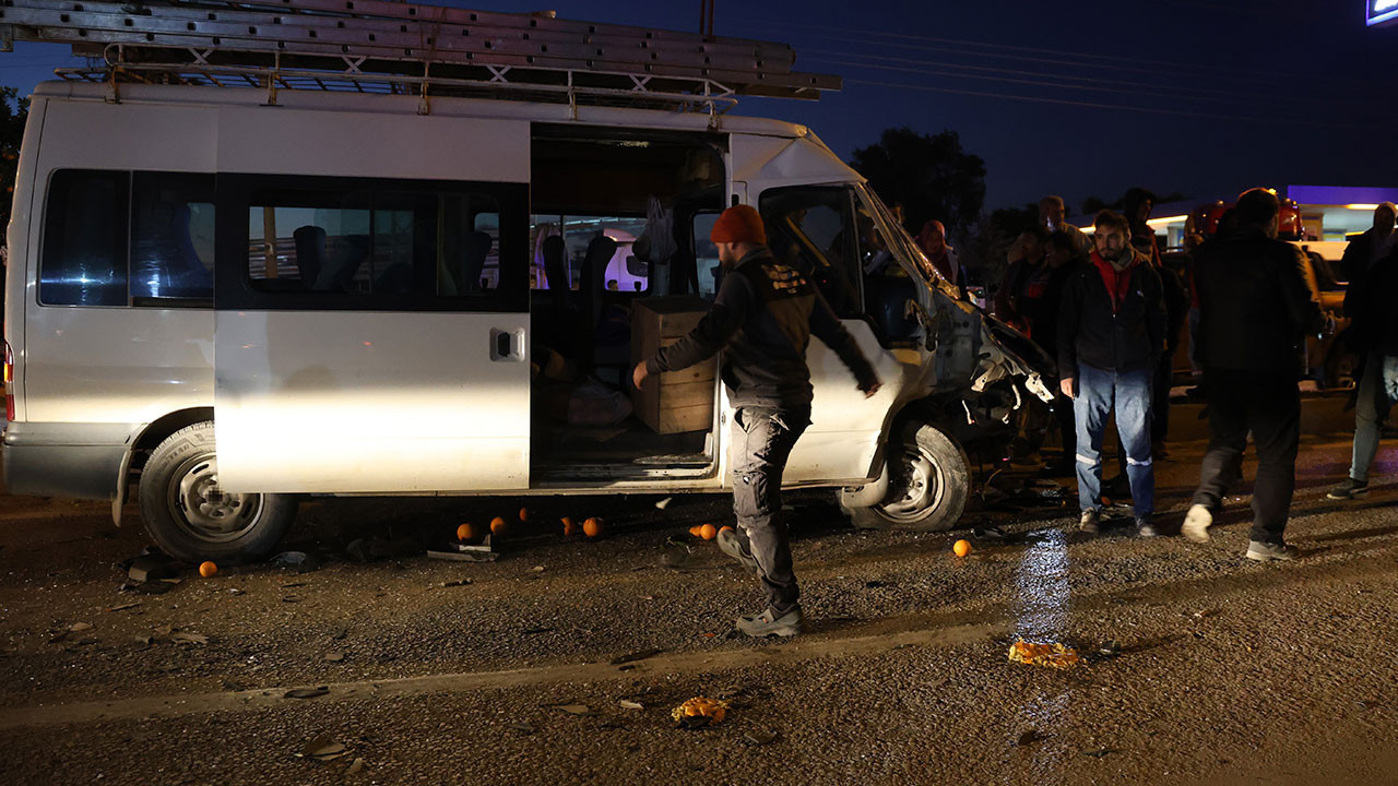 Tır işçi minibüsüne çarptı: 2 yaralı