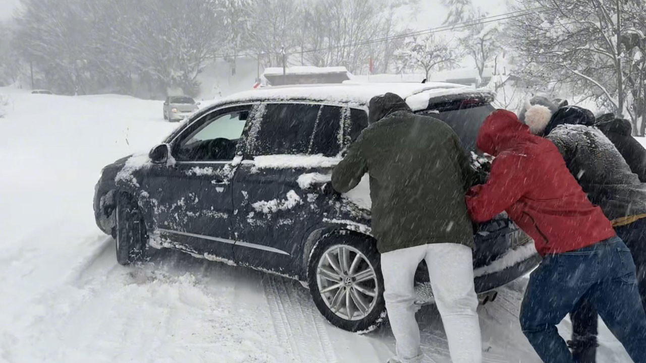 Karabük-Bartın yolunda kar kalınlığı 1,5 metreyi aştı