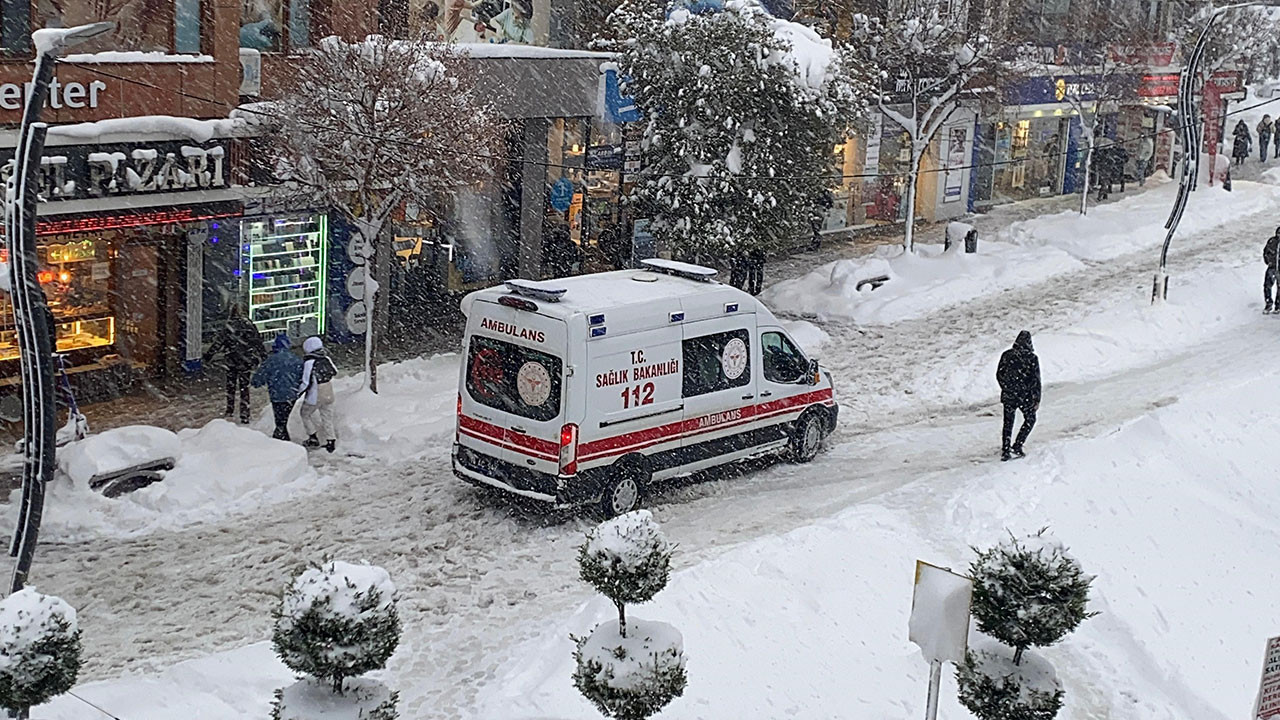 Bolu’da bir ambulansın karla imtihanı kamerada