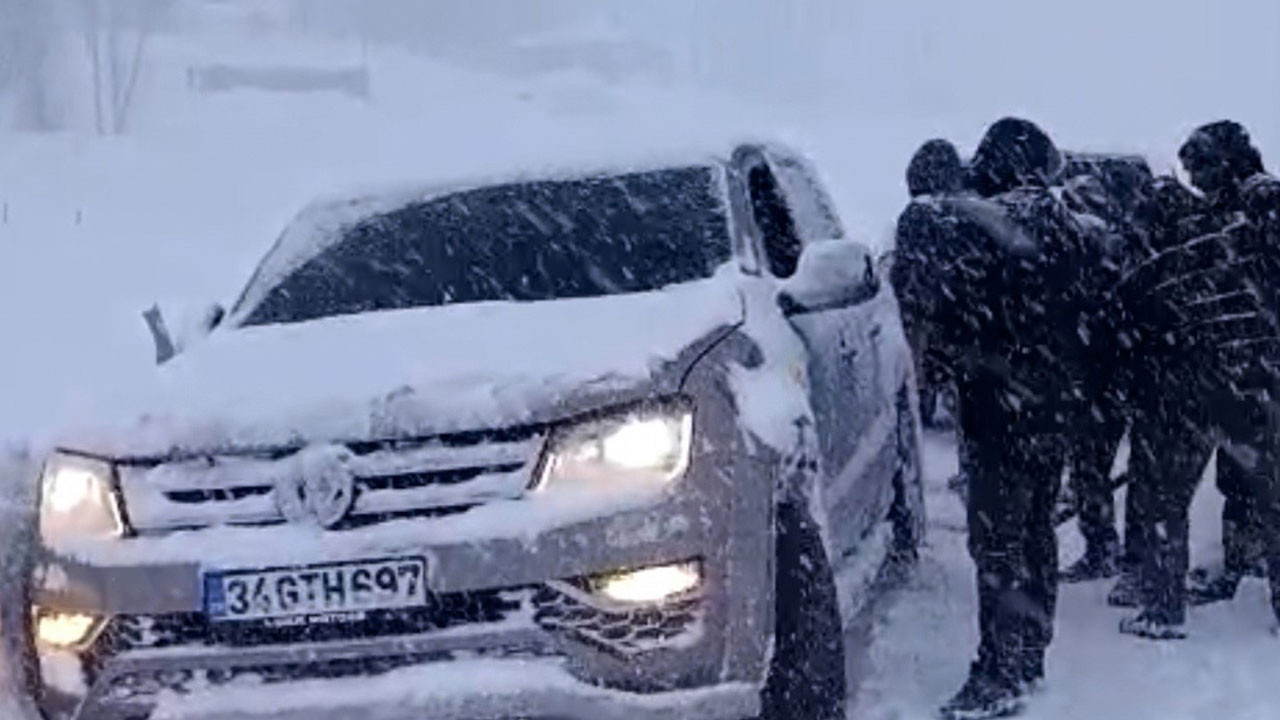 Yüksekova'da kar esareti: Tipi yolları kapattı, onlarca araç mahsur kaldı