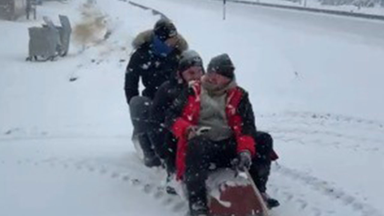 Malatya'da traktör arkasında karda 'sörf'