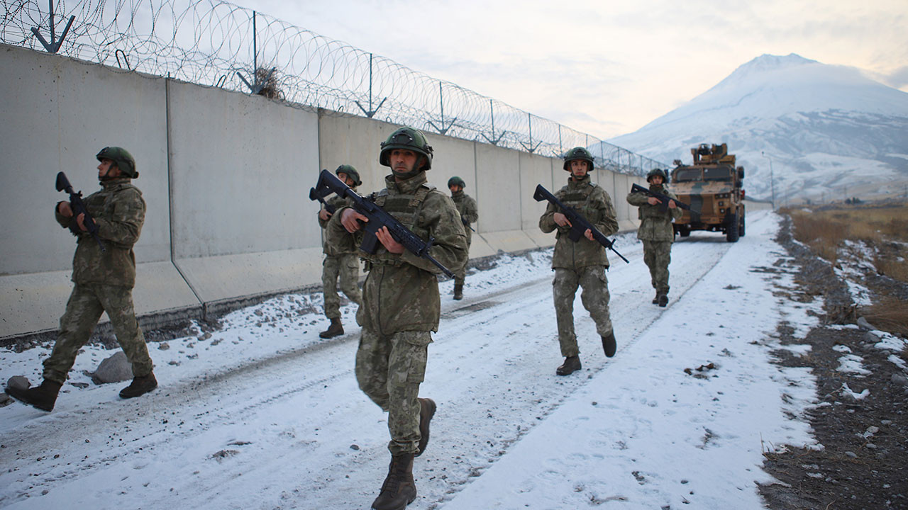 Mehmetçik yeni yıla vatan nöbetinde girdi