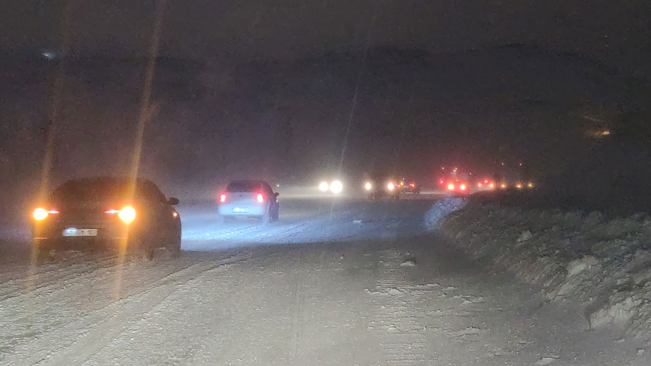 Kurubaş Geçidi’nde tipi etkili oluyor