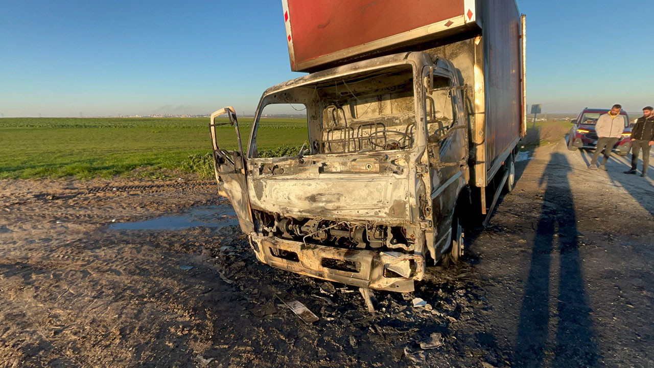 Çorlu'da yanan kamyonet demir yığınına döndü