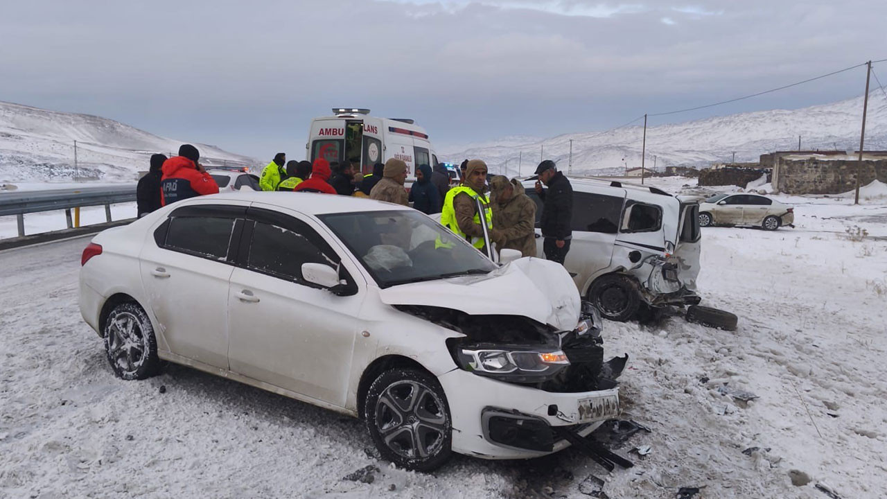 Iğdır-Doğubayazıt yolunda zincirleme kaza: 3 yaralı