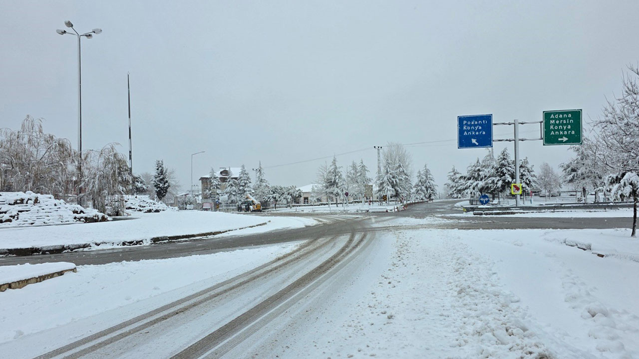 Pozantı'da kar yağışı etkili oldu