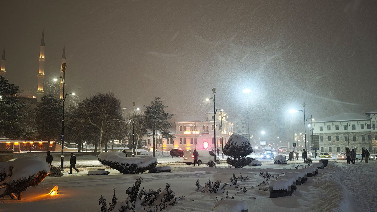 Tarihi meydan "beyaz gelinliğini" giydi