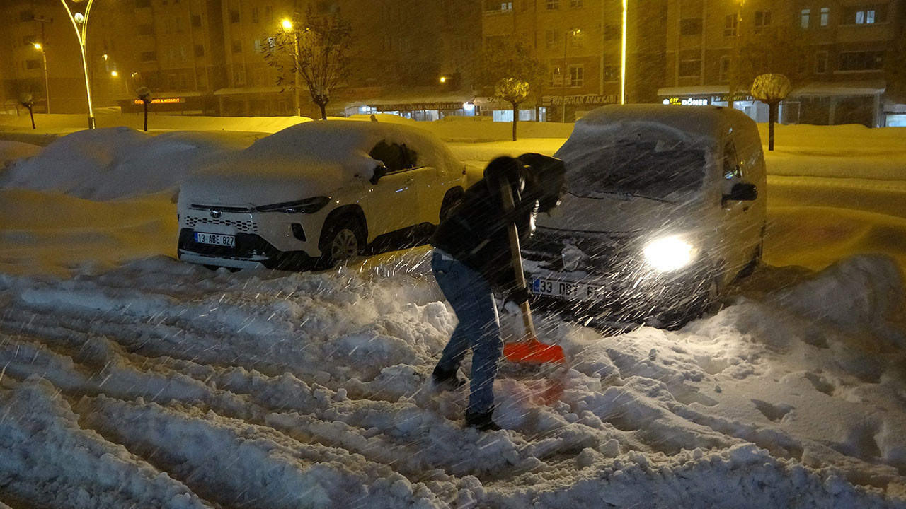 Yoğun kar ve tipi Bitlis’te hayatı olumsuz etkiledi
