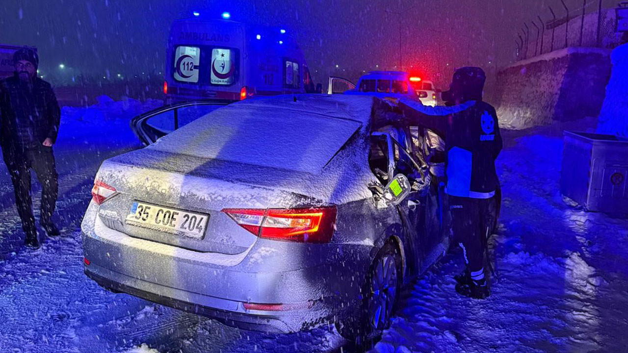 Siirt'te yol çalışması yapan araç ile otomobil çarpıştı: 1 ölü, 4 yaralı