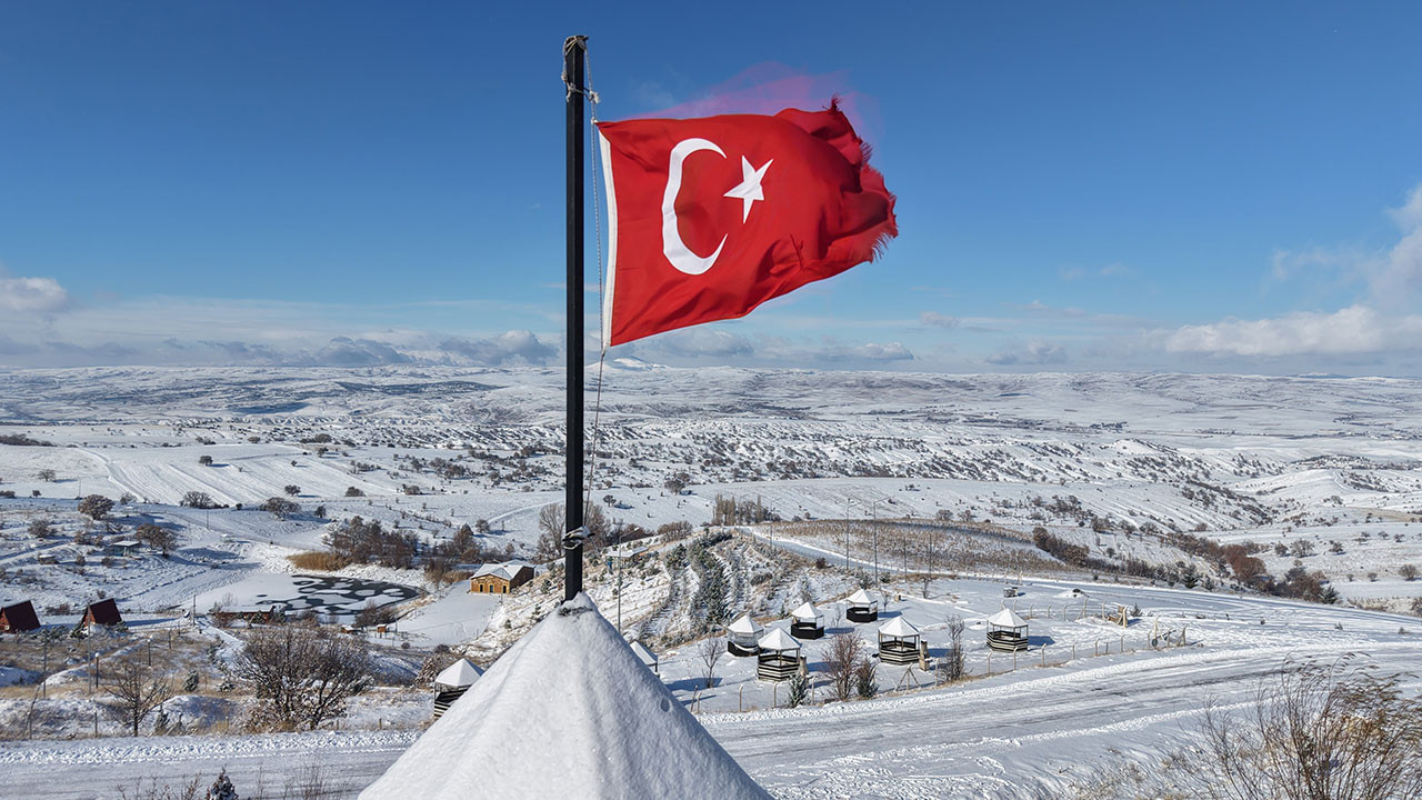 Bin 744 rakımlı Dinek Dağı’nda kartpostallık kış manzarası
