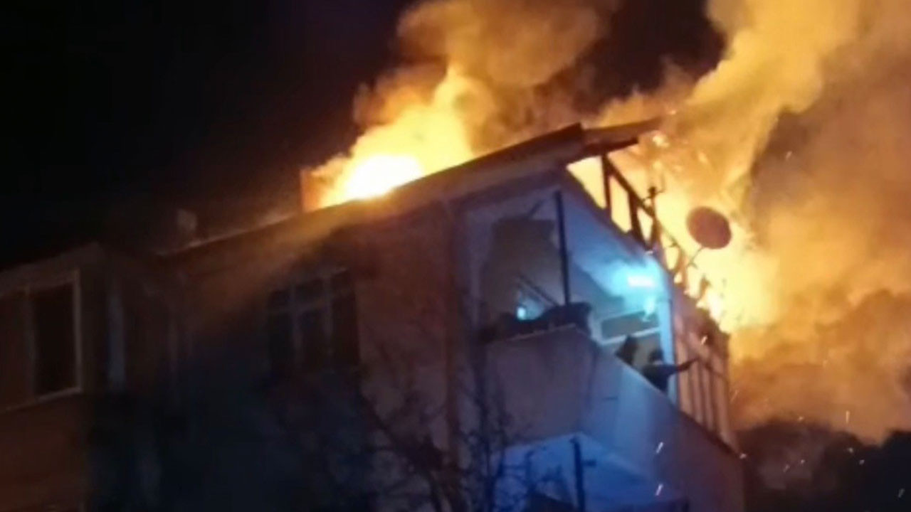 Düzce’de 3 katlı binanın çatısı alev alev yandı