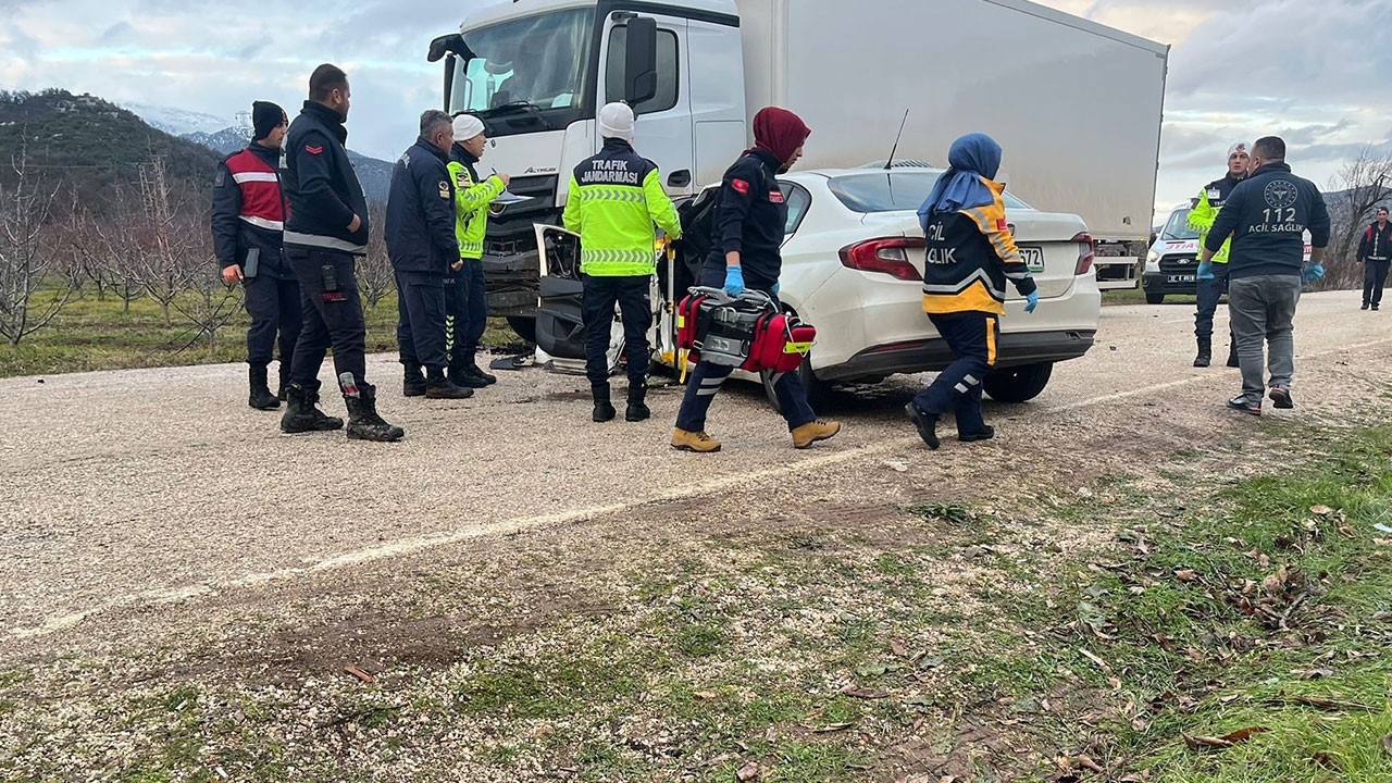 Otomobil park halindeki kamyona çarptı: 2 ölü, 1 yaralı