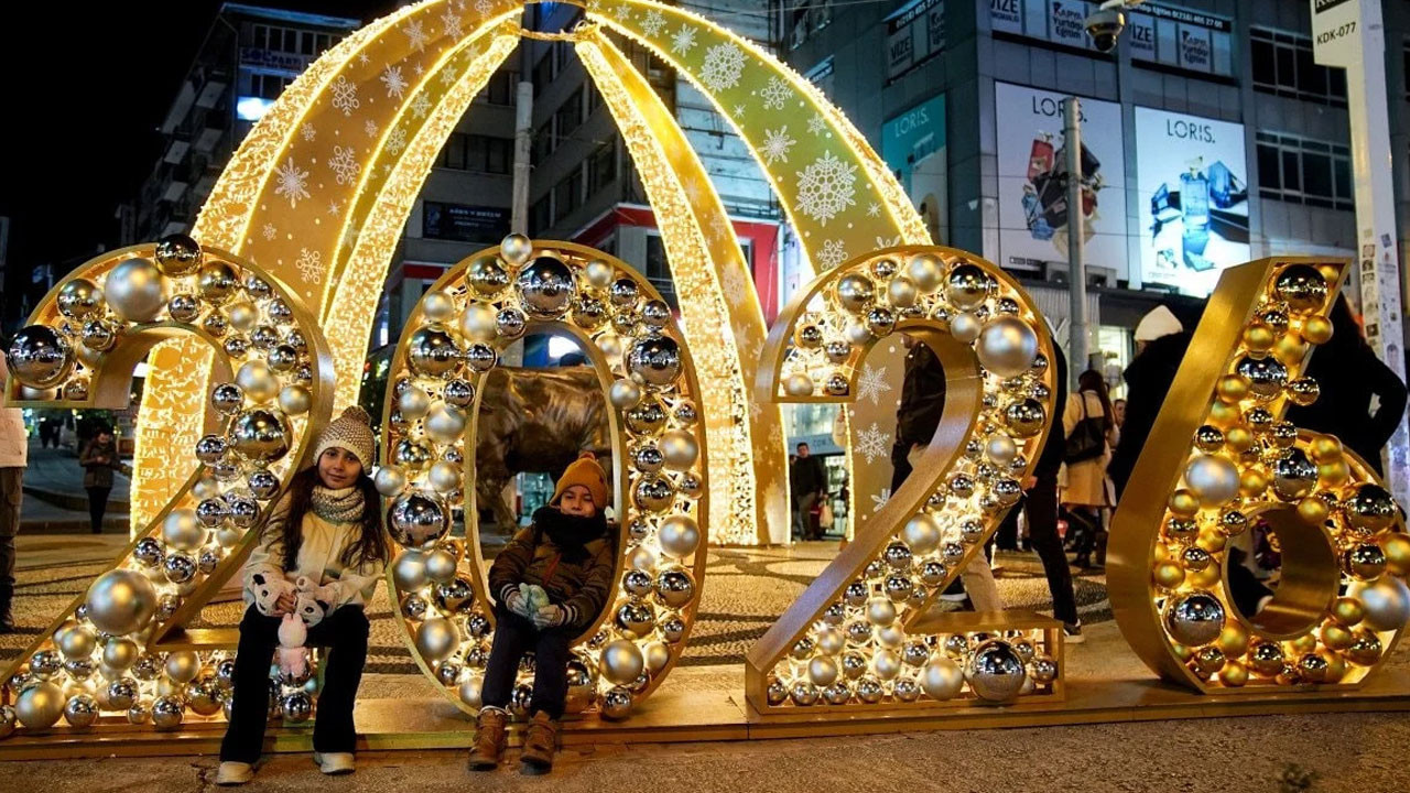 Türkiye 2026'ya 'merhaba' dedi... Yeni yıl havai f…