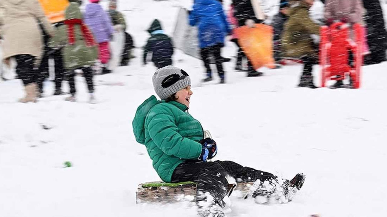 Megakent karlar altında! İstanbul'da okullar tatil mi?