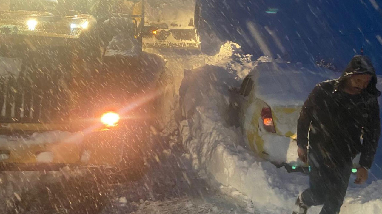 Şemdinli'de çığ altında can pazarı: Karayolları ekipleri zamanla yarışarak 3 kişiyi kurtardı