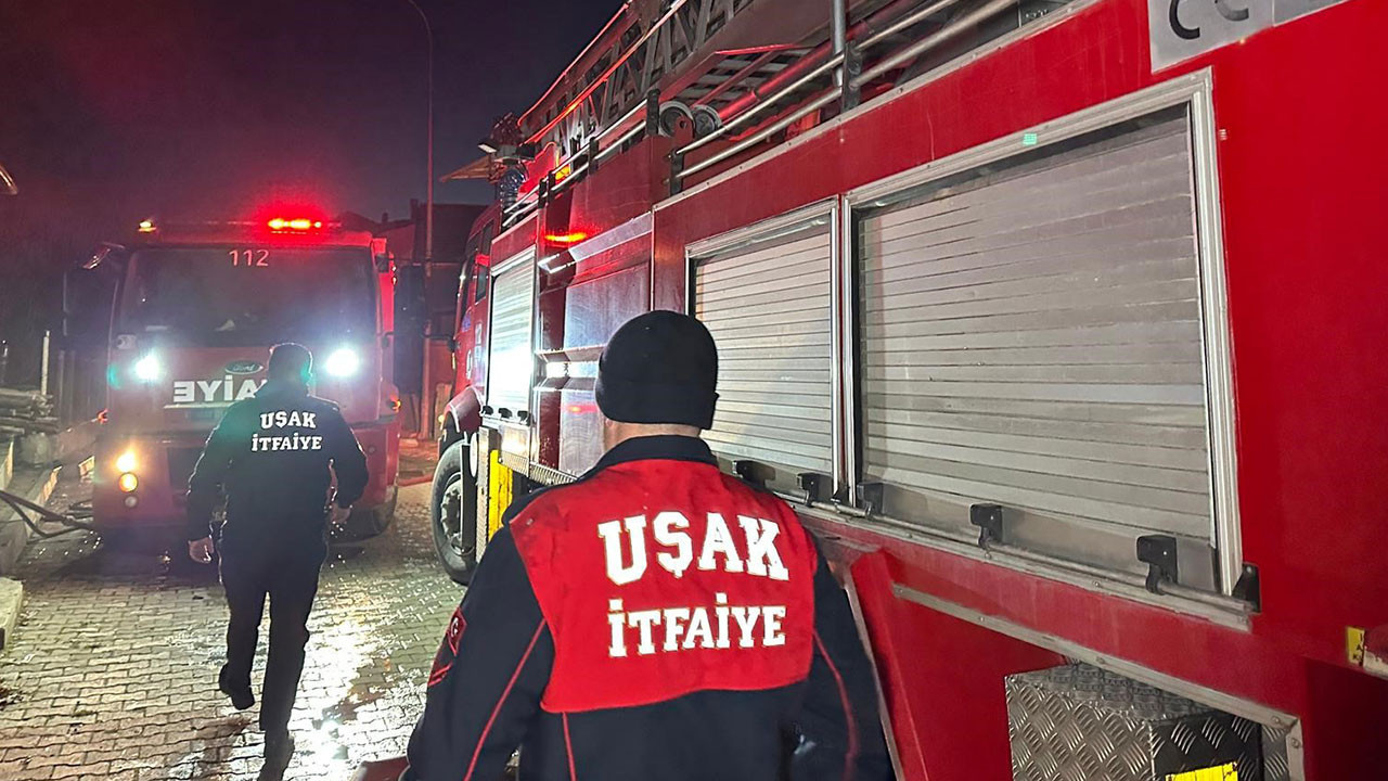 Uşak’ta çatı yangını paniğe neden oldu