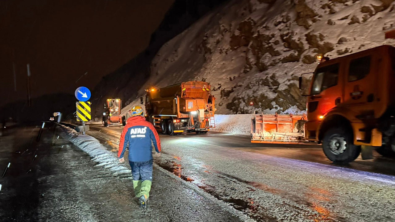 Van-Bitlis karayoluna çığ düştü