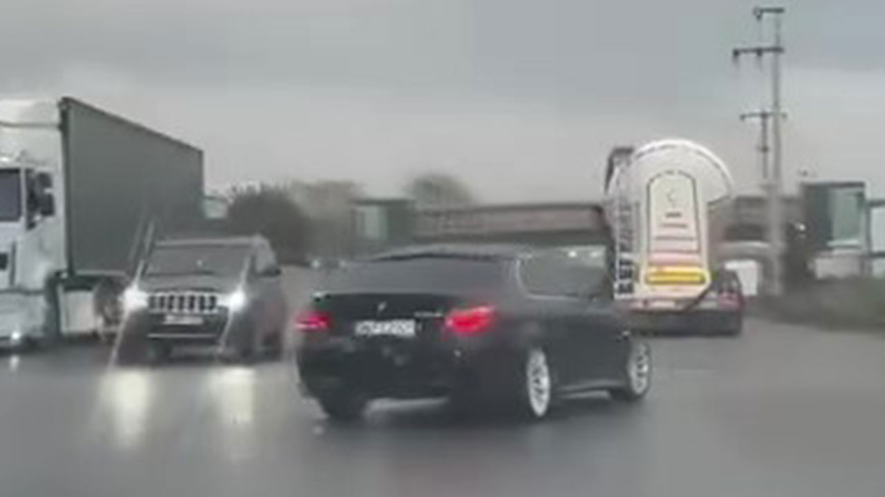 Yağışlı yolda makas atan otomobil tepetaklak oldu