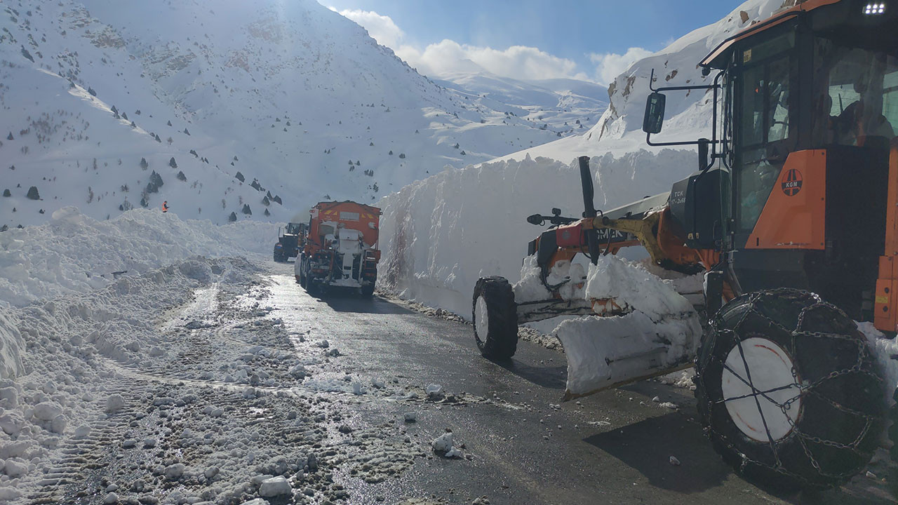 Çığ bölgesinde çalışan greyder şarampole yuvarlandı