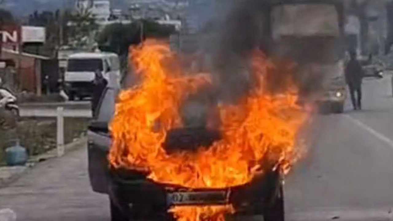 Seyir halindeki otomobil alev alev yandı