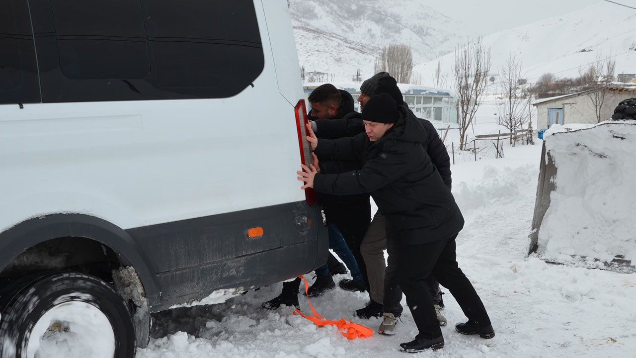 Yolda mahsur kalanların imdadına Kaymakam yetişti