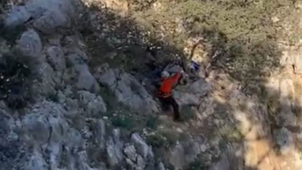 Fethiye’de kayalıklarda mahsur kalan keçi kurtarıldı