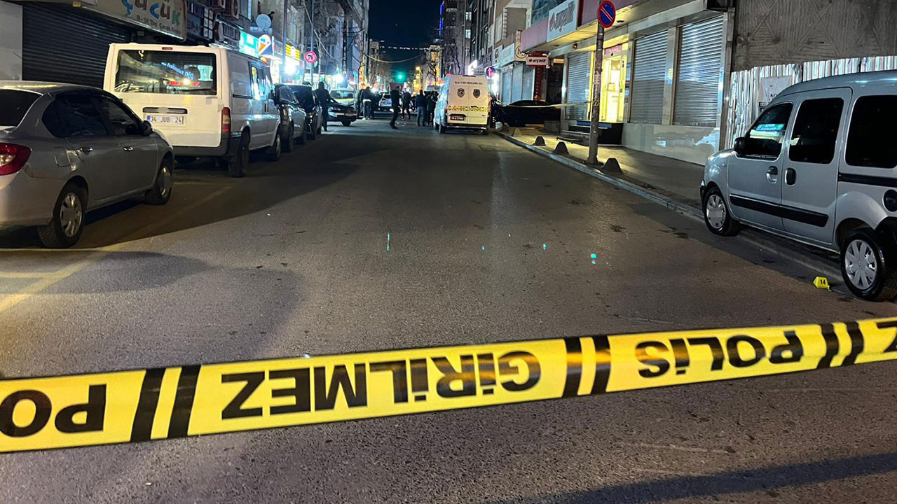 Motosikletli saldırganlar kurşun yağdırdı! İki kişi hayatını kaybetti