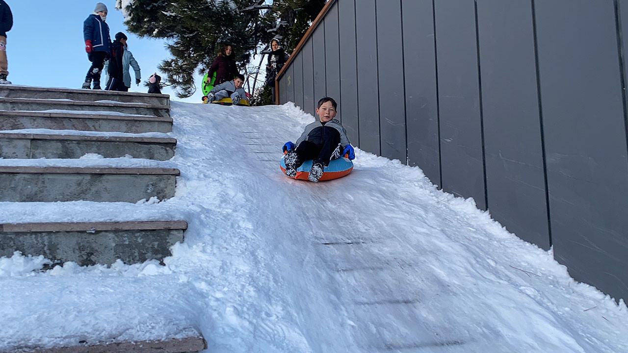 Merdiven değil kayak pisti: Bolulu miniklerin kayak eğlencesi